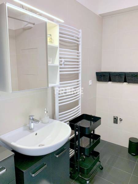 DIZAJNOVÝ 1,5i byt, NOVOST. BELARIA, PAKRING,TERASA,Svätovavrinecká ul