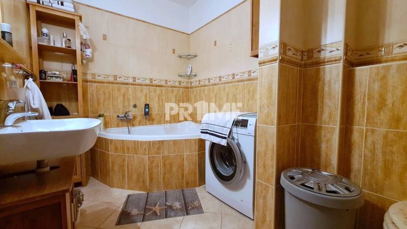Obojstranne orientovaný 2i byt, klíma, pivnica, parking, Bočná,Stupava