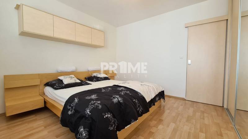 Obojstranne orientovaný 2i byt, klíma, pivnica, parking, Bočná,Stupava