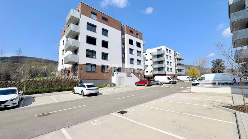 BÝVAJ PRVÝ V 1,5i byte, POD VINICOU, LOGGIA, PARKING, Skalická ulica