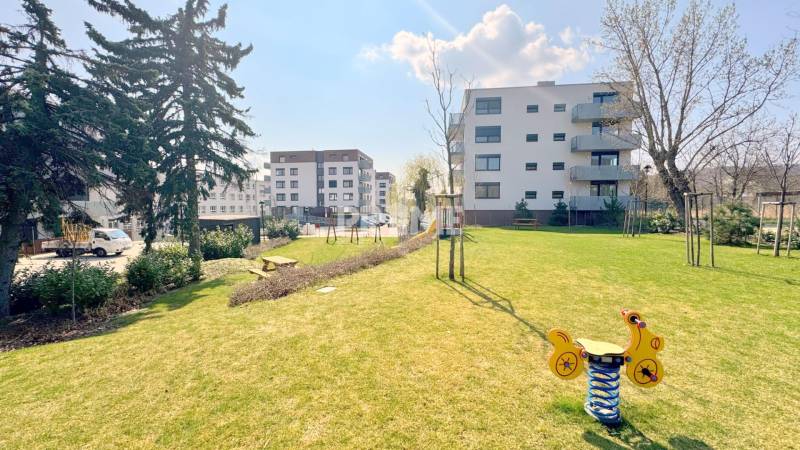BÝVAJ PRVÝ V 1,5i byte, POD VINICOU, LOGGIA, PARKING, Skalická ulica