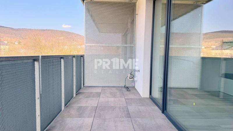 BÝVAJ PRVÝ V 1,5i byte, POD VINICOU, LOGGIA, PARKING, Skalická ulica