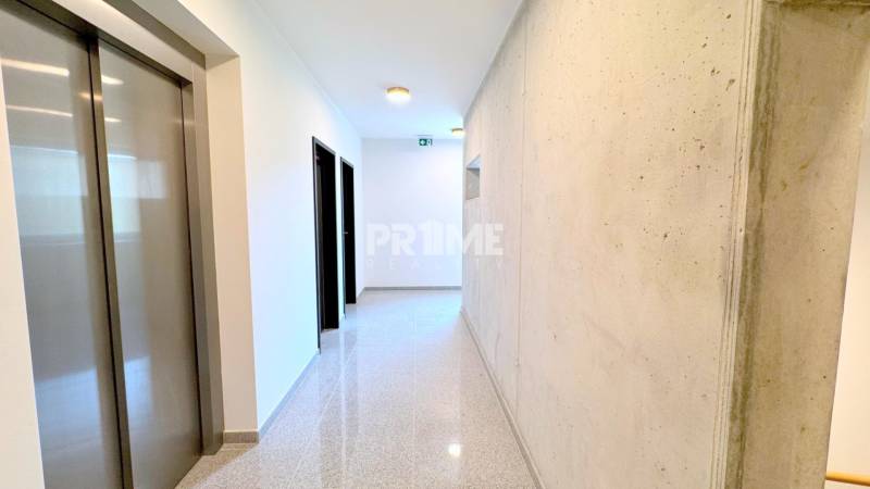 BÝVAJ PRVÝ V 2i byte, POD VINICOU, LOGGIA, PARKING, Skalická ulica