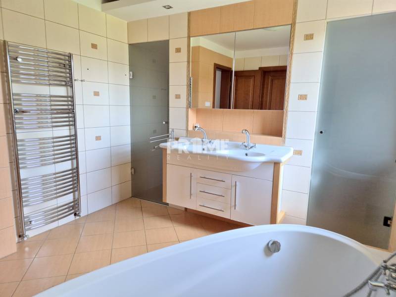 MODERRNÝ 4i RD, ZÁHRADA (600 m2), TERASA, PARKING, ulica Nová, Viničné