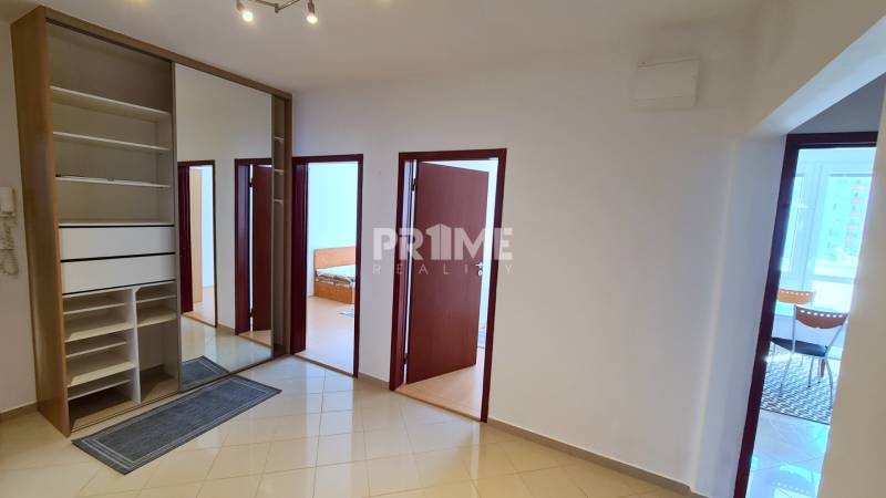 Slnečný 4i byt, nepriechodné izby, loggia, Hrobákova ul., Petržalka