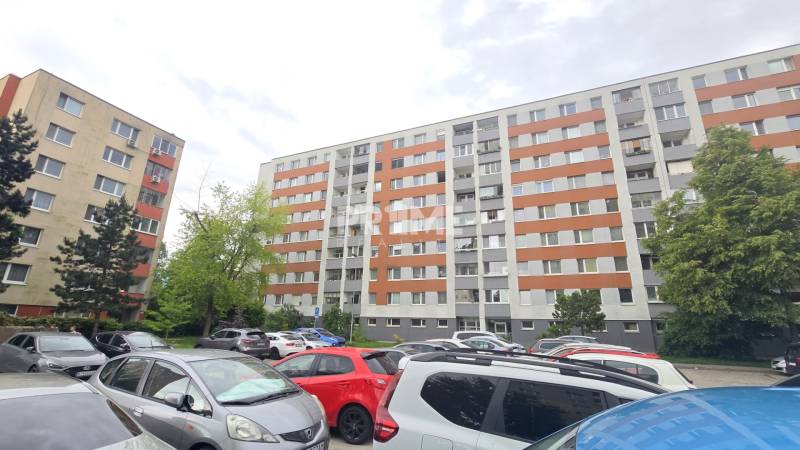 Slnečný 4i byt, nepriechodné izby, loggia, Hrobákova ul., Petržalka