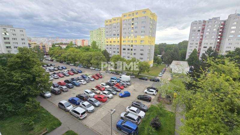Slnečný 4i byt, nepriechodné izby, loggia, Hrobákova ul., Petržalka