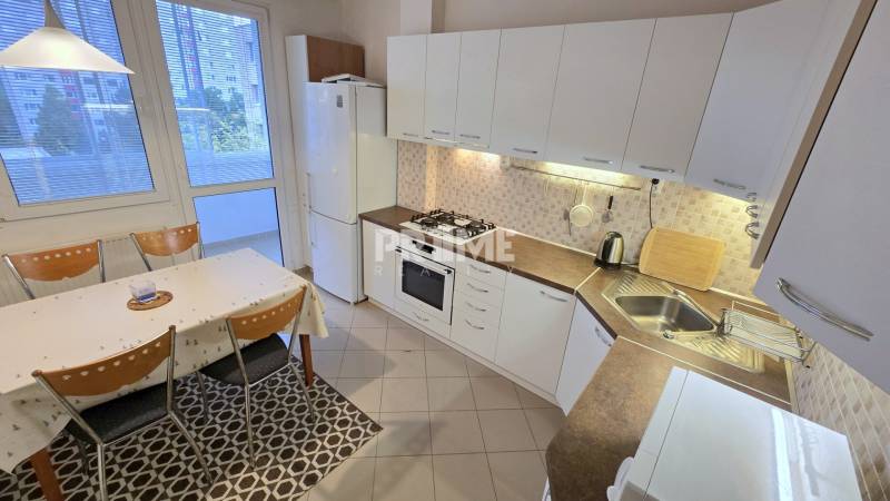 Slnečný 4i byt, nepriechodné izby, loggia, Hrobákova ul., Petržalka