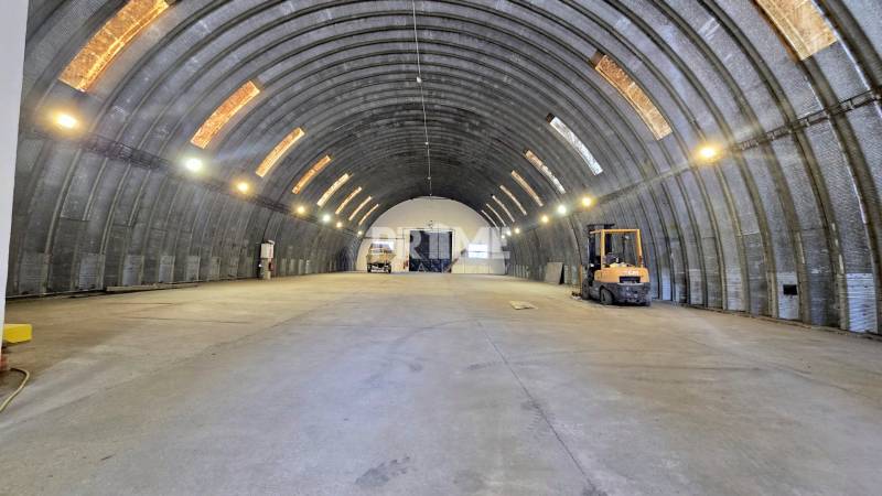 Prenájom – HALA 641 m2 – skladové alebo výrobné priestory, Ružinov
