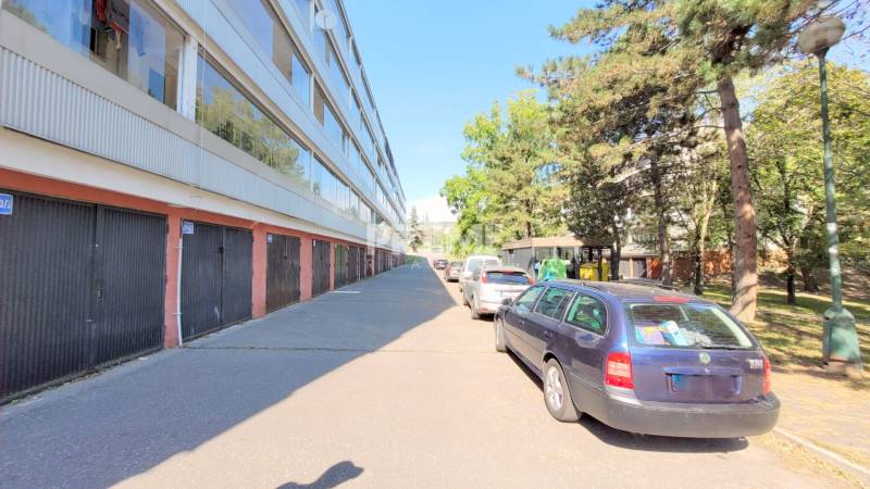 MODERNÝ 1i byt, REKONŠTRUKCIA, LOGGIA, GARÁŽ, Novohorská ulica, Rača