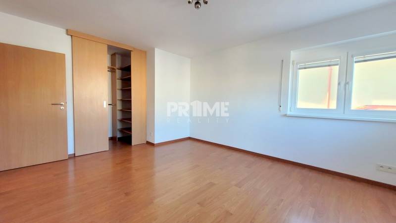 PEKNÝ 3i byt, PREDZÁHRADKA ( 220 m2), TERASA, 2 X PARKING, Opálová ul.