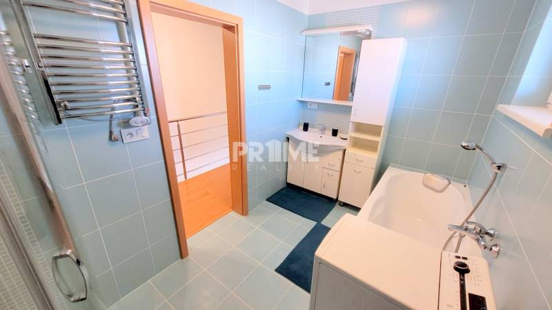 PEKNÝ 3i byt, PREDZÁHRADKA ( 220 m2), TERASA, 2 X PARKING, Opálová ul.