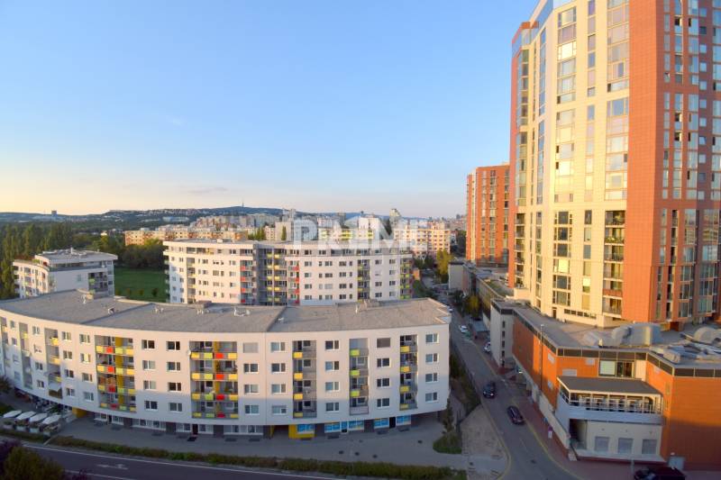 MODERNÝ 2i BYT, NOVOSTAVBA, BALKÓN, VÝHĽAD, PARKING, MATADORKA