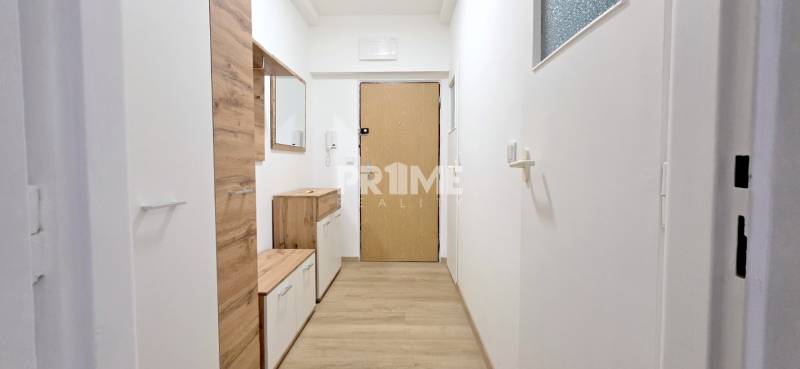 MODERNÝ 2i byt, REKONŠTRUKCIA, BALKÓN, LOGGIA, Narcisová ulica,Ružinov
