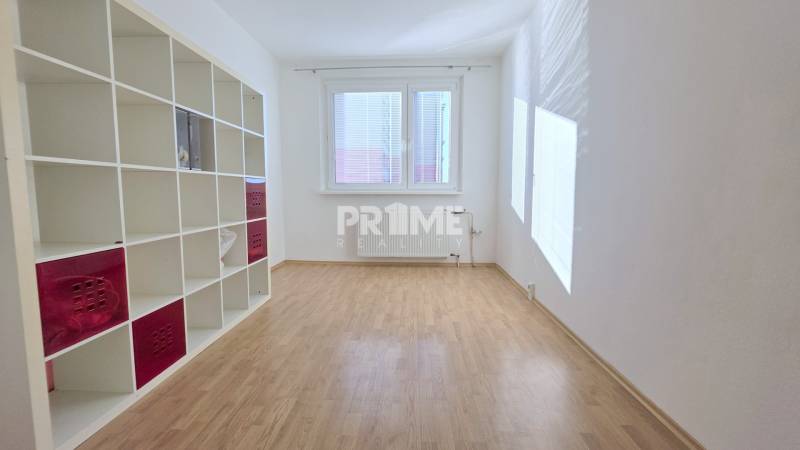 Pekný 3i byt, 3 X NEPRIECHODNÁ IZBA, LOGGIA, Furdekova ulica,Petržalka