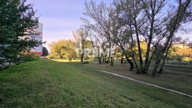 Dvojgarsónka, 2 x loggia, východná orientácia, Gessayova, Petržalka