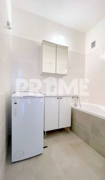 MODERNÝ 2i byt, REKONŠTRUKCIA, BALKÓN, LOGGIA, Komárnická ulica