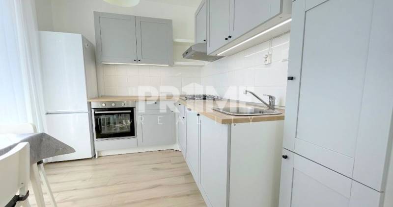 MODERNÝ 2i byt, REKONŠTRUKCIA, BALKÓN, LOGGIA, Komárnická ulica