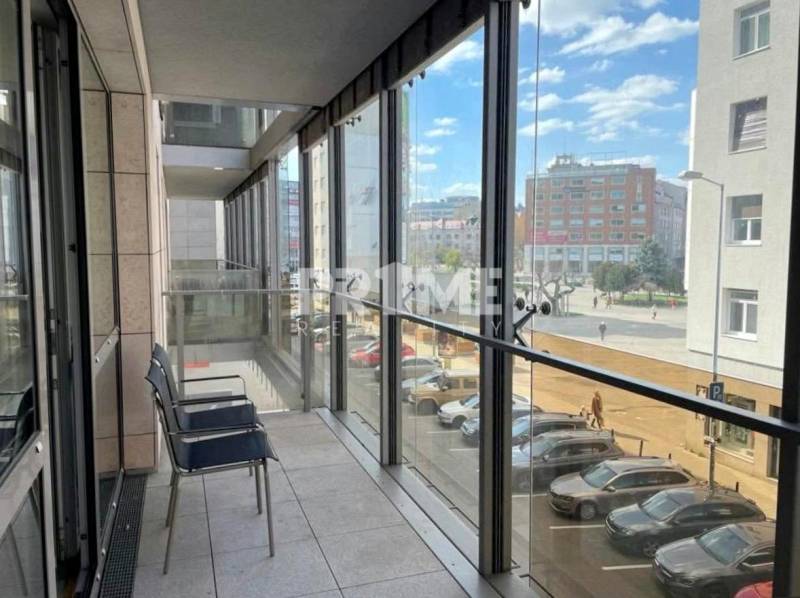 Moderný apartmán s veľkým balkónom, centrum mesta, Dunajská ul., BA