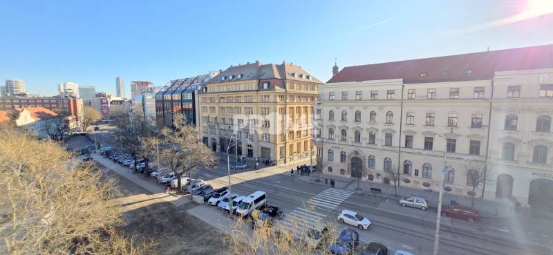 VEĽKOMETRÁŽNY 3i byt, 3 x NEPRIECHODNÁ IZBA, KLÍMA, BALKÓN, Nám.SNP
