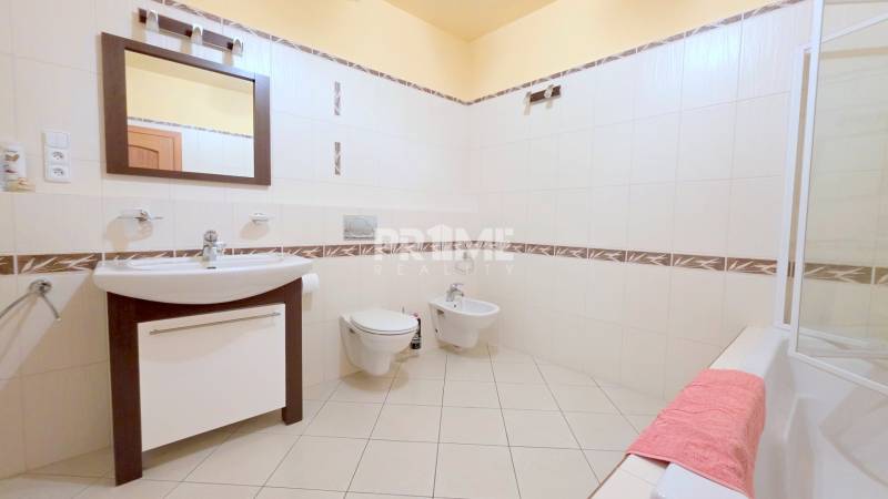 VEĽKOMETRÁŽNY 3i byt, 3 x NEPRIECHODNÁ IZBA, KLÍMA, BALKÓN, Nám.SNP