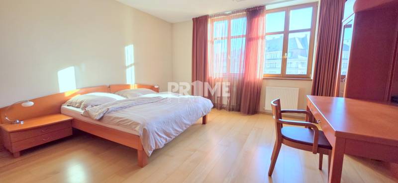 VEĽKOMETRÁŽNY 3i byt, 3 x NEPRIECHODNÁ IZBA, KLÍMA, BALKÓN, Nám.SNP