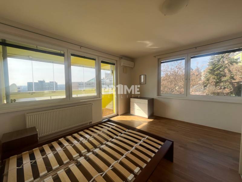 Slnečný 2i byt s loggiou, pivnica, garáž, Stromová, Nové Mesto