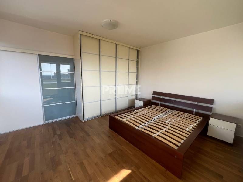 Slnečný 2i byt s loggiou, pivnica, garáž, Stromová, Nové Mesto