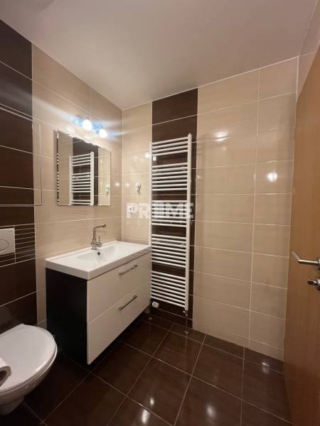 Slnečný 2i byt s loggiou, pivnica, garáž, Stromová, Nové Mesto