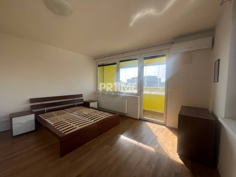 Slnečný 2i byt s loggiou, pivnica, garáž, Stromová, Nové Mesto