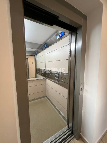 Slnečný 2i byt s loggiou, pivnica, garáž, Stromová, Nové Mesto