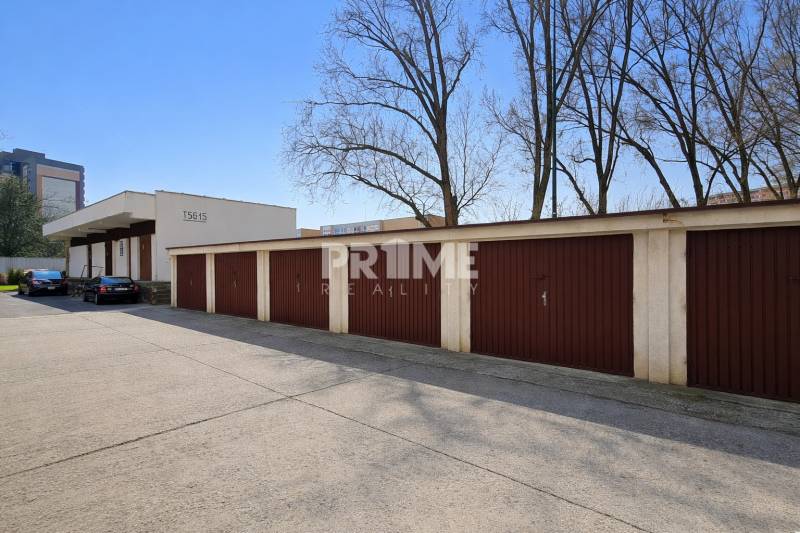 Samostatná garáž, Nám. hraničiarov, začiatok Petržalky