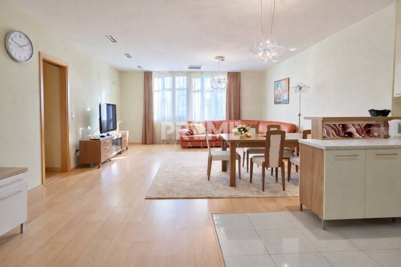 VEĽKOMETRÁŽNY 3i byt, 2xkúpeľňa, šatník, balkón, klíma, garáž, CENTRUM