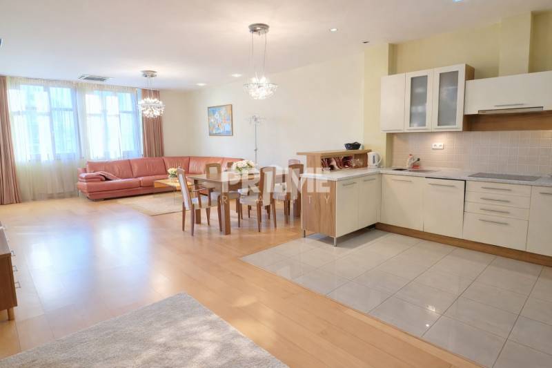 VEĽKOMETRÁŽNY 3i byt, 2xkúpeľňa, šatník, balkón, klíma, garáž, CENTRUM