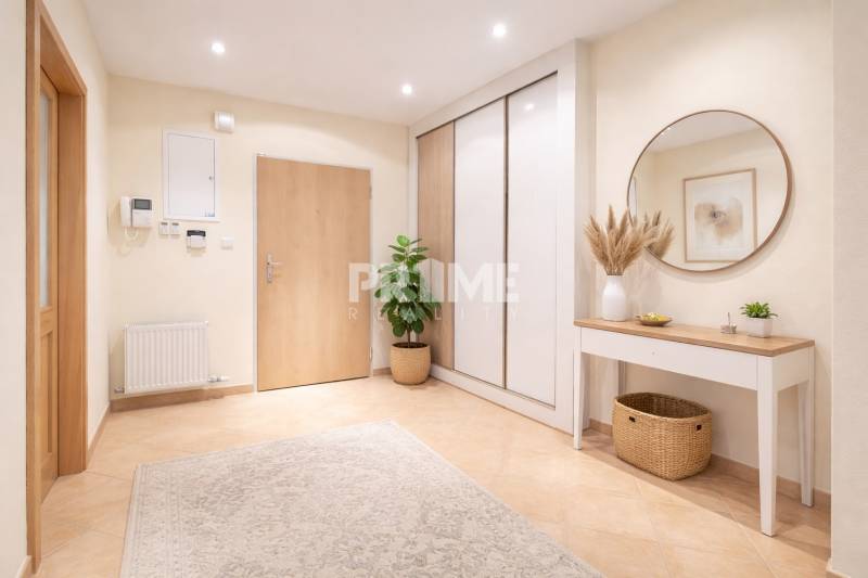 VEĽKOMETRÁŽNY 3i byt, 2xkúpeľňa, šatník, balkón, klíma, garáž, CENTRUM