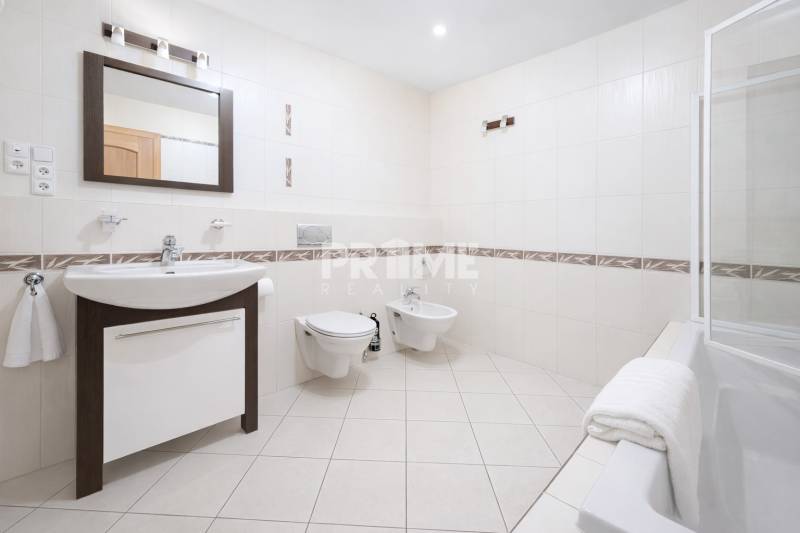 VEĽKOMETRÁŽNY 3i byt, 2xkúpeľňa, šatník, balkón, klíma, garáž, CENTRUM