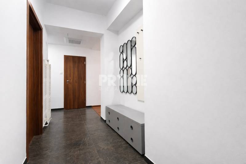 Nový 2i byt, po rekonštrukcii ešte neobývaný, klíma, loggia, Krížna,SM