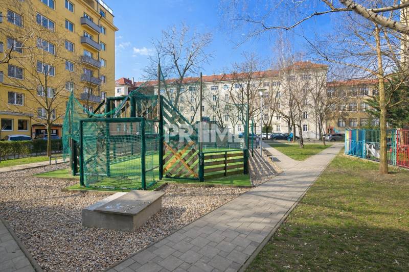 Nový 2i byt, po rekonštrukcii ešte neobývaný, klíma, loggia, Krížna,SM