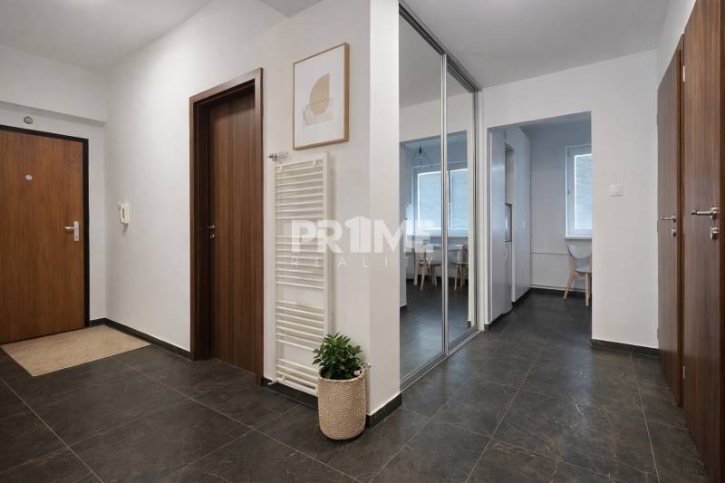 Nový 2i byt, po rekonštrukcii ešte neobývaný, klíma, loggia, Krížna,SM