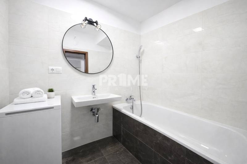 Nový 2i byt, po rekonštrukcii ešte neobývaný, klíma, loggia, Krížna,SM