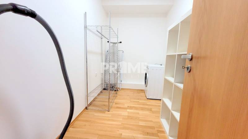 MODERNÝ 2i byt ( 79 m2 ), LOGGIA, PARKING, Karloveské rameno