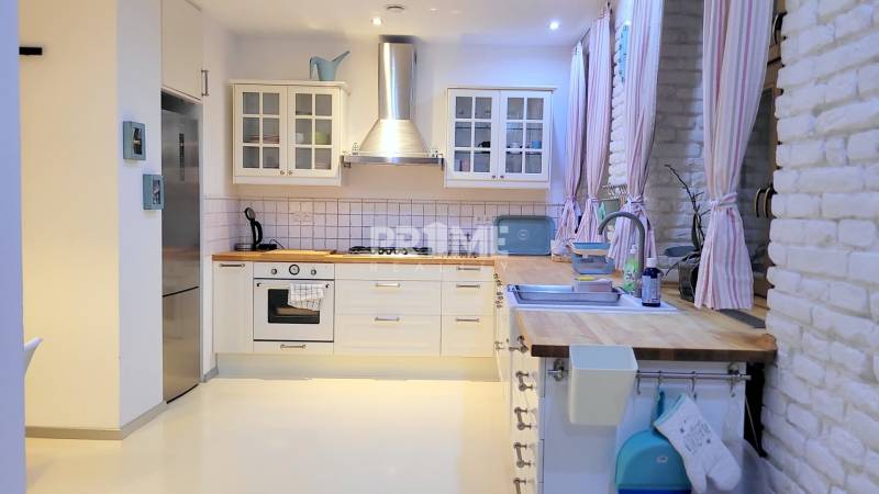 JEDINEČNÝ 2i byt, REKONŠT., 2 X .SAMOST.IZBA, Hviezdoslavovo nám. 