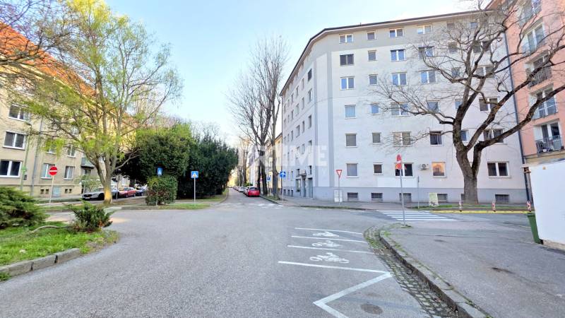 U NÁS !!! MODERNÝ 2i byt, REKONŠTRUKCIA, NIVY, Trenčianska ulica