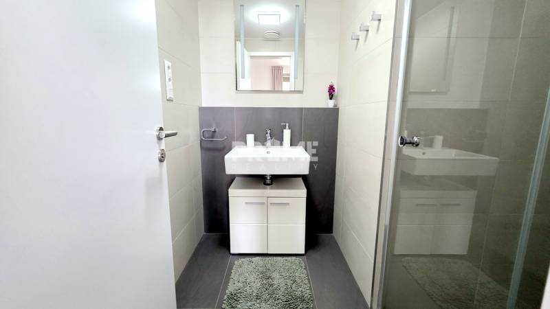 JEDINEČNÝ 2i byt, NOVOSTAVBA, KLÍMA, VÝHĽAD, PARKING, SKY PARK