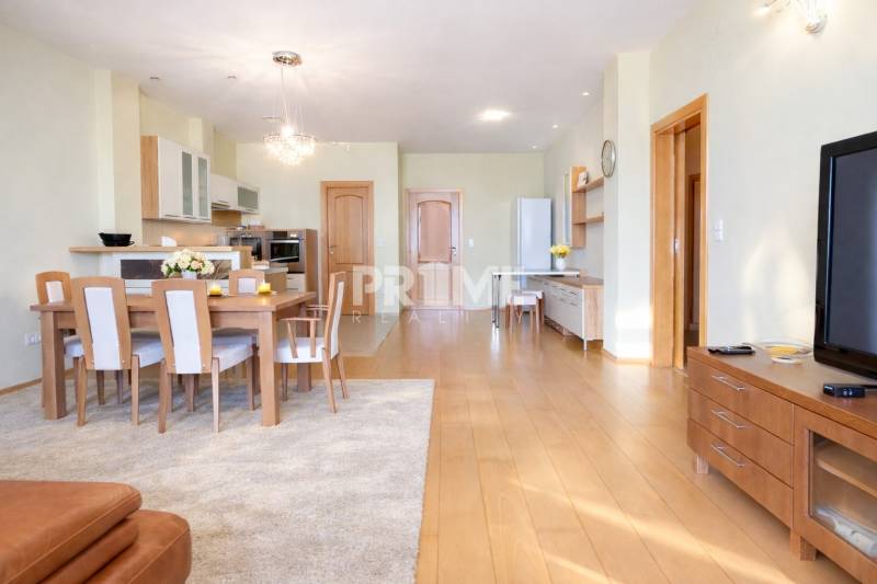 VEĽKOMETRÁŽNY 3i byt, 2xkúpeľňa, šatník, balkón, klíma, garáž, CENTRUM