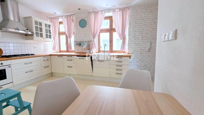 JEDINEČNÝ 2i byt, REKONŠT., 2 X .SAMOST.IZBA, Hviezdoslavovo nám. 