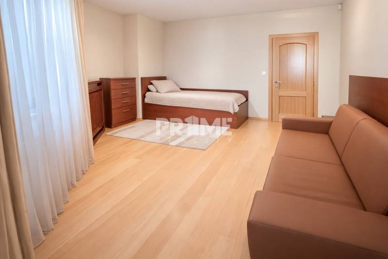 VEĽKOMETRÁŽNY 3i byt, 2xkúpeľňa, šatník, balkón, klíma, garáž, CENTRUM