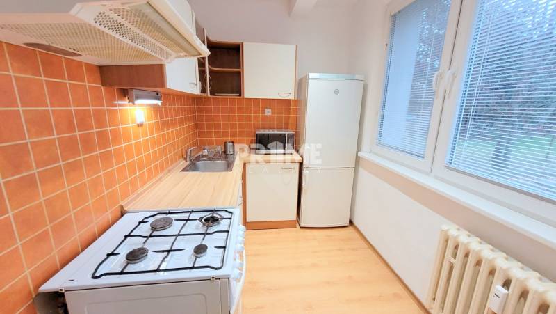 Pekný 2i byt, REKONŠTRUKCIA, TICHÁ ČASŤ, ulica A.Gwerkovej, Petržalka