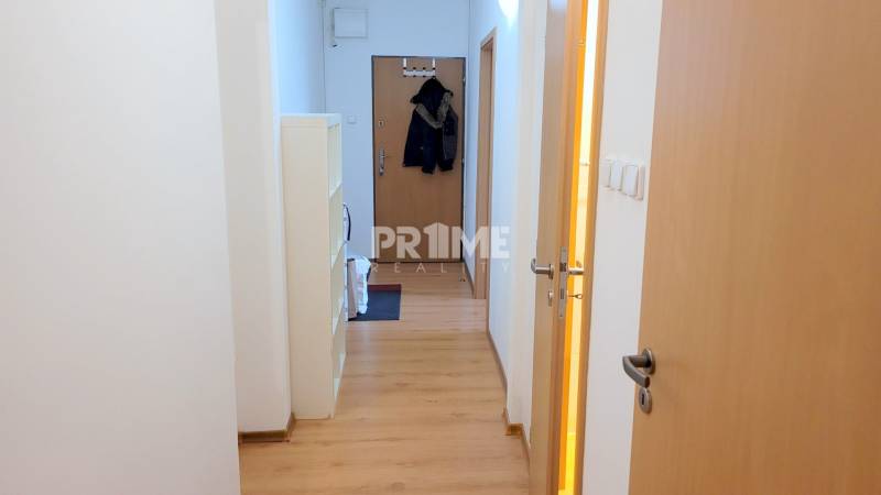 Pekný 2i byt, REKONŠTRUKCIA, TICHÁ ČASŤ, ulica A.Gwerkovej, Petržalka