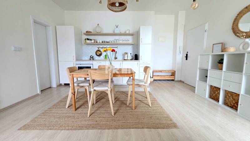 ŠTÝLOVÝ 2i BYT, REKONŠTRUKCIA, BALKÓN, KLÍMA, Murgašová ulica